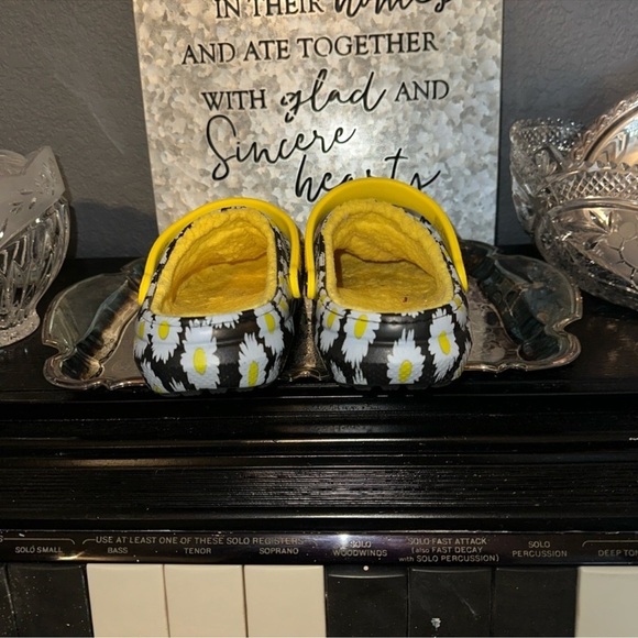 2 Pairs of crocs - Crocs Classic Tie Dye Lined and Yellow Daisy Croc Lined - Picture 11 of 14